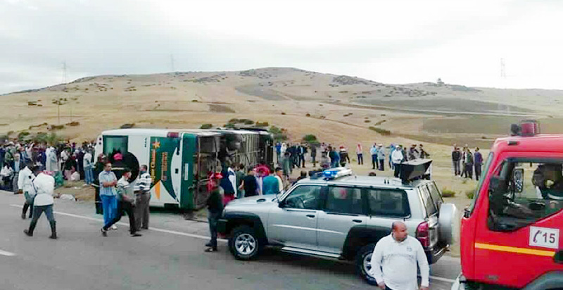 صورة مصرع سائق وجرح 23 مسافر في حادث إنقلاب حافلة بين طنجة وتطوان